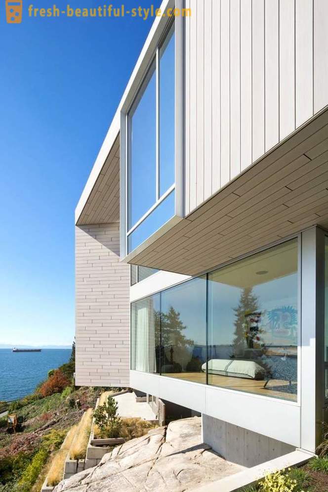 Arhitektura i unutrašnjost kuće uz more u West Vancouver