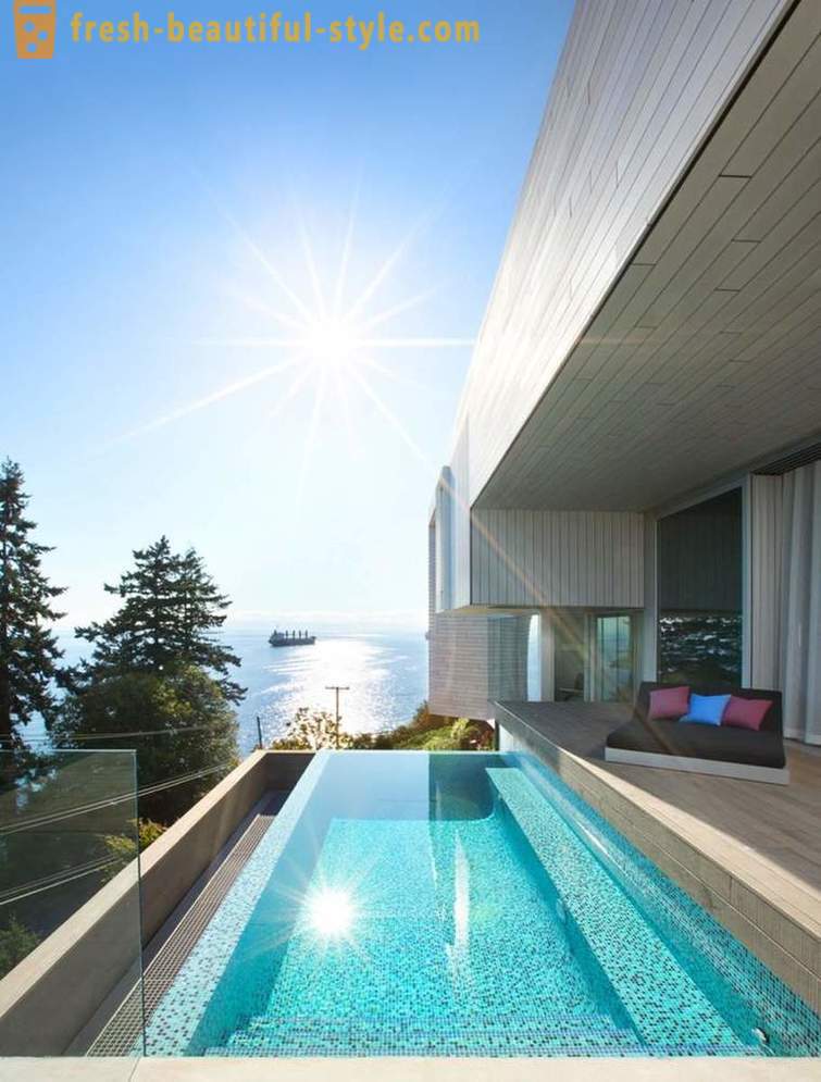 Arhitektura i unutrašnjost kuće uz more u West Vancouver