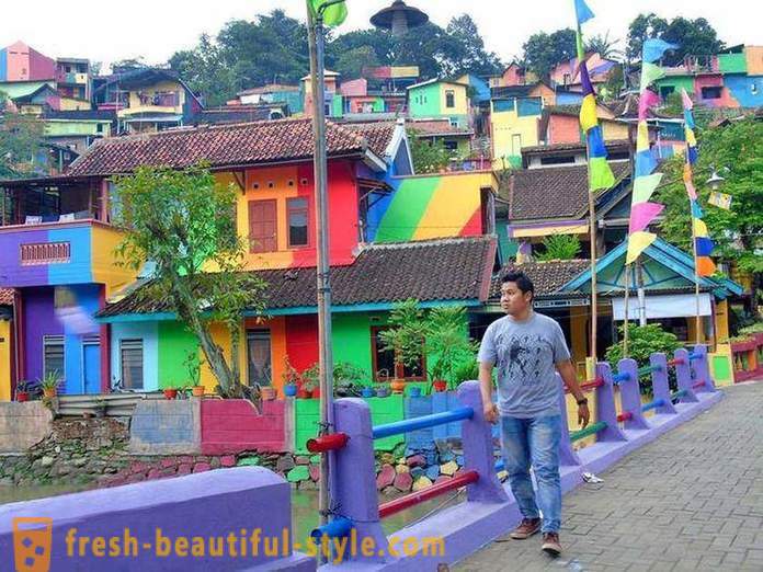 Kuće u indonezijskom selu slikano u svim duginim bojama