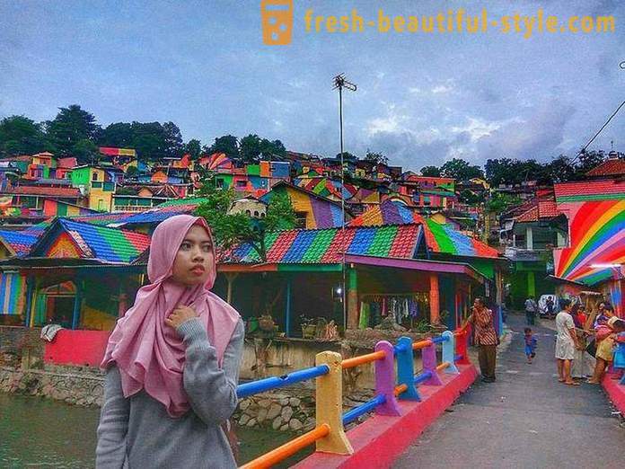 Kuće u indonezijskom selu slikano u svim duginim bojama