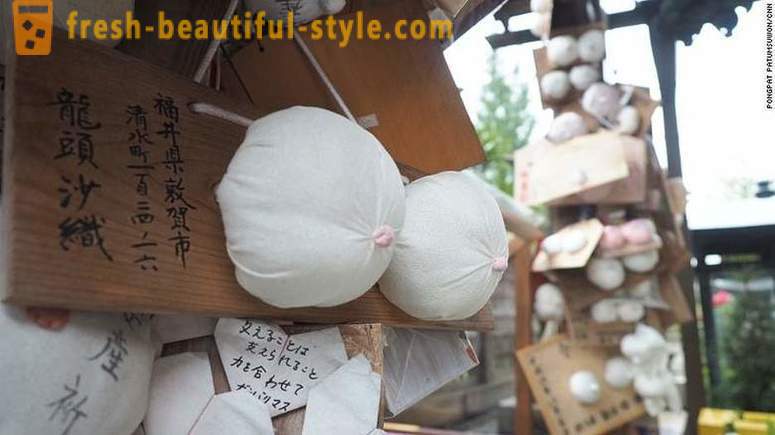 U Japanu, tu je hram posvećen ženskoj dojci, i to je u redu