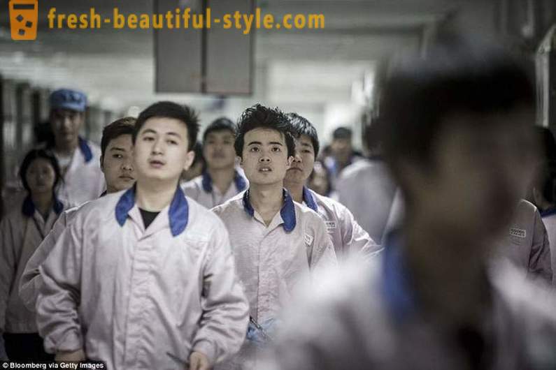 Britanski mediji su pokazali svakodnevni život ljudi koji sastavlja iPhone u Kini