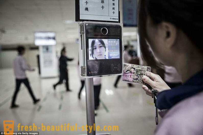 Britanski mediji su pokazali svakodnevni život ljudi koji sastavlja iPhone u Kini