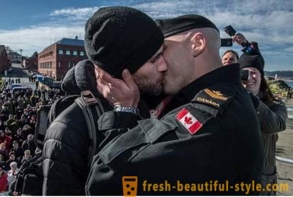 Vjerski poljubac zarobljeni na fotografskom filmu