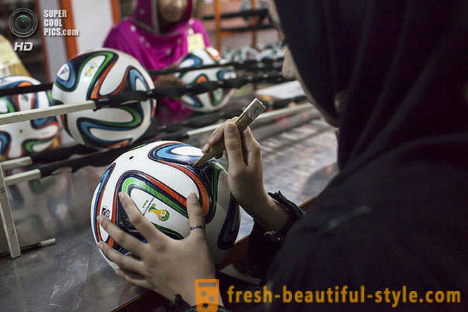 Izrada službenih 2014. Svjetskog kupa lopti u Pakistanu