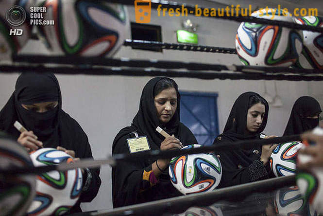 Izrada službenih 2014. Svjetskog kupa lopti u Pakistanu