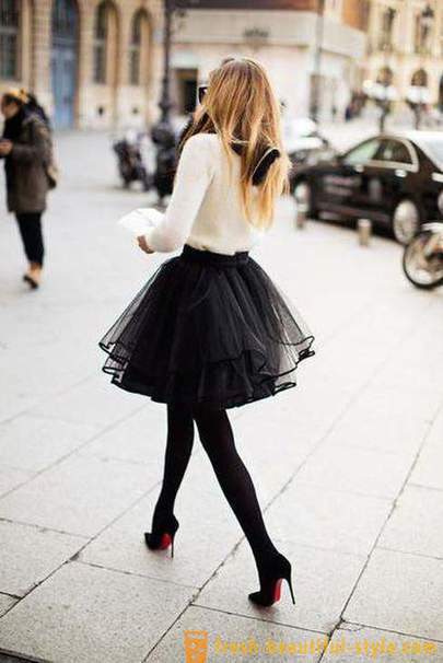 Crna suknja je ponovno u modi. Stil suknja. Iz onoga što obući?